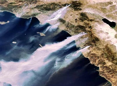 20081101183642-una-imagen-captada-por-el-satelite-envisat-de-la-agencia-espacial-europea-en-la-que-se-observan-las-columnas-de-humo-provocadas-por-los-incendios.jpg